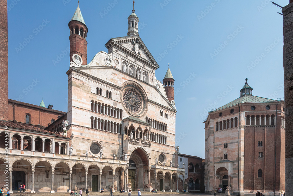 Cremona. Lombardia. Piazza del Comune con la Cattedrale di Santa Maria Assunta e il Battistero

