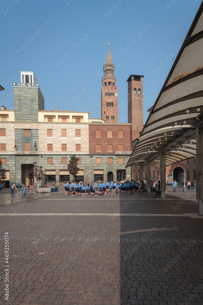 Cremona, Lombardia. Veduta della pensilina e degli edifici di Piazza Della Pace verso Torre Torresini e il Torrazzo