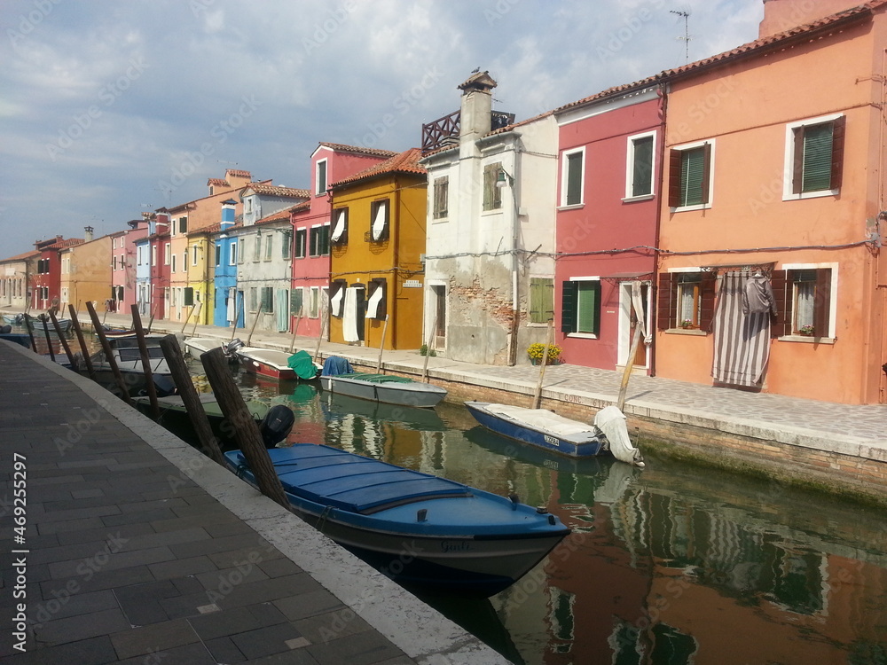 l'île aux maisons colorés, l'île Burano, en Italie, petite commune avec des anciennes habitations très colorées et vivantes, avec son petit ruisseau de bateaux comme Venise, coin très touristique