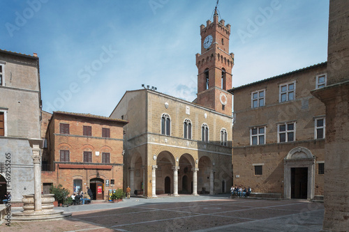 Pienza, Siena. Piazza Pio II con il Palazzo Vescovile e il Pozzo di Rossellino.