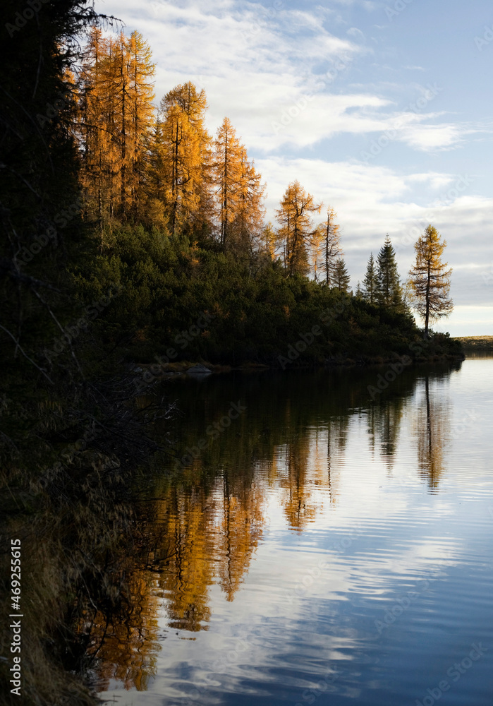 Obraz premium Sunny day on dolomites, autumn color and foliage