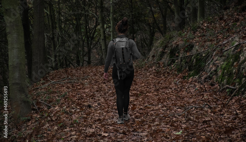 joven una tarde de otoño en la montaña