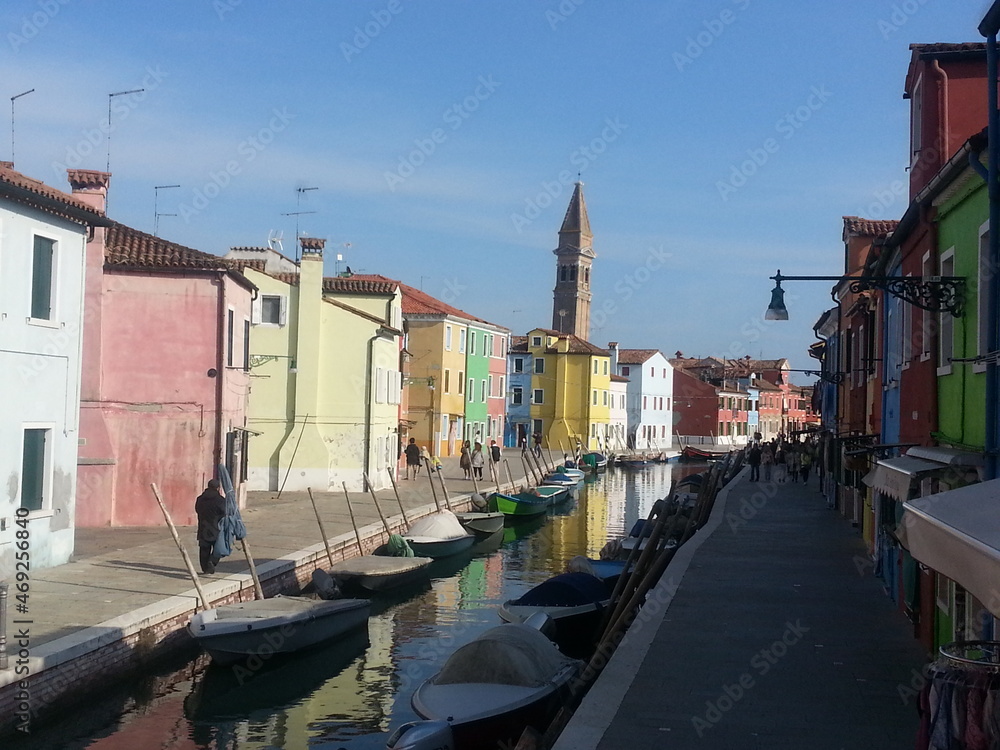 l'île aux maisons colorés, l'île Burano, en Italie, petite commune avec des anciennes habitations très colorées et vivantes, avec son petit ruisseau de bateaux comme Venise, coin très touristique