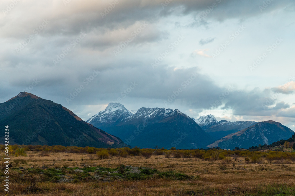 ニュージーランド　オタゴ地方のグレノーキーのラグーン・トラックから見える南アルプス山脈