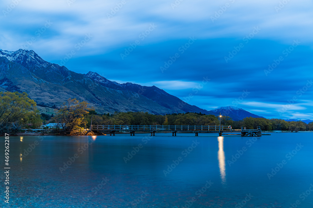 ニュージーランド　オタゴ地方の夕暮れ時のグレノーキーのワカティプ湖と桟橋と南アルプス山脈