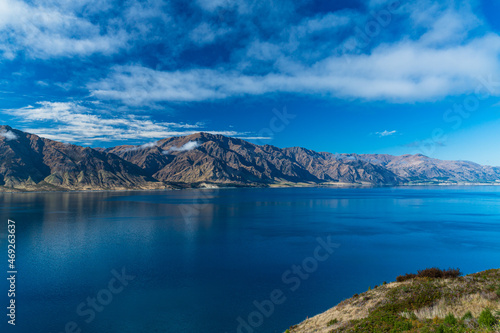 ニュージーランド　オタゴ地方にあるハウェア湖と後ろに広がる山脈 © pespiero