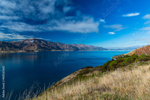 ニュージーランド オタゴ地方にあるハウェア湖と後ろに広がる山脈
