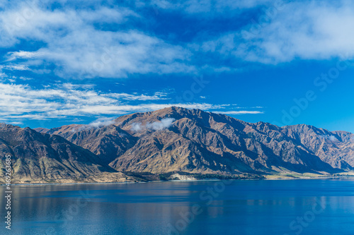 ニュージーランド オタゴ地方にあるハウェア湖と後ろに広がる山脈