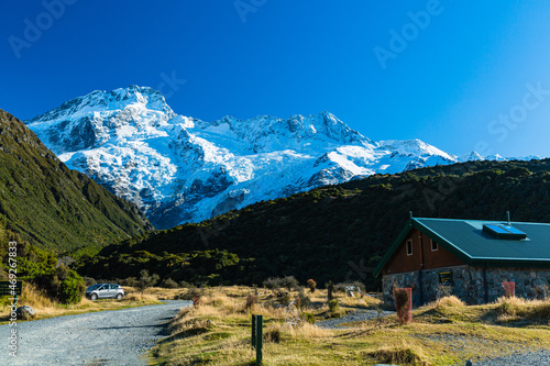 ニュージーランド アオラキ・マウント・クック国立公園のフッカー・バレー・トラックのスタート地点から見える南アルプス山脈のセフトン山