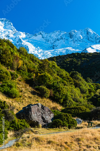 ニュージーランド アオラキ・マウント・クック国立公園のフッカー・バレー・トラックのトレッキングコースから見える南アルプス山脈のセフトン山