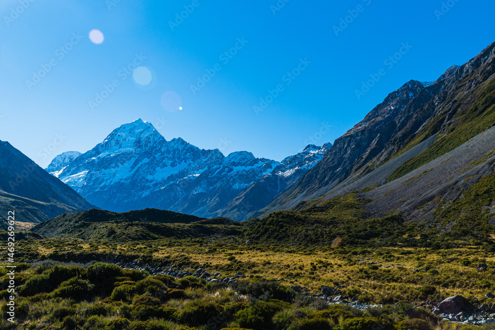 ニュージーランド　アオラキ・マウント・クック国立公園のフッカー・バレー・トラックのトレッキングコースから見える南アルプス山脈のアオラキ山