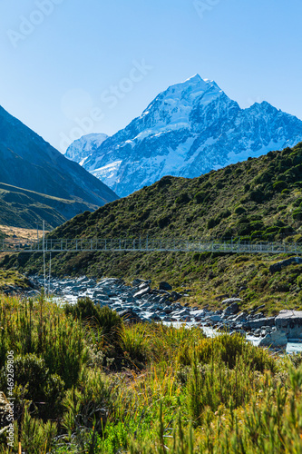 ニュージーランド アオラキ・マウント・クック国立公園のフッカー・バレー・トラックのトレッキングコースにある第三の吊り橋と後ろにそびえる南アルプス山脈のアオラキ山