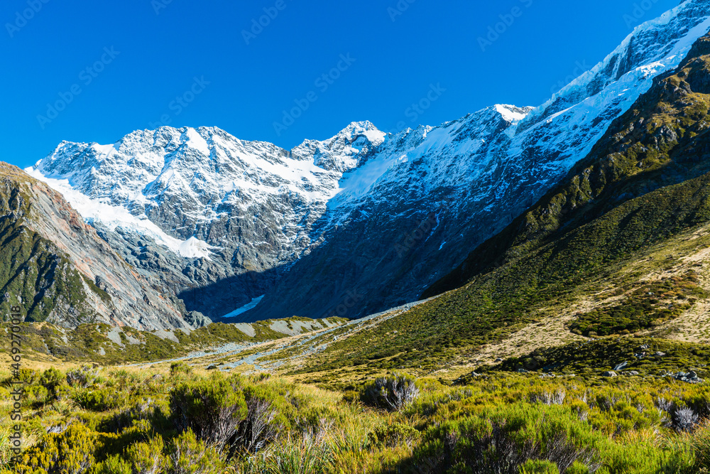 ニュージーランド　アオラキ・マウント・クック国立公園のフッカー・バレー・トラックのトレッキングコースから見える南アルプス山脈のセフトン山