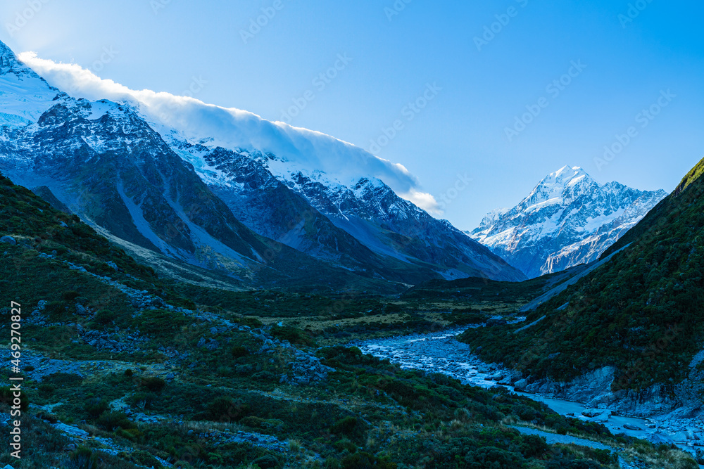 ニュージーランド　アオラキ・マウント・クック国立公園のフッカー・バレー・トラックのトレッキングコースから見える南アルプス山脈のアオラキ山