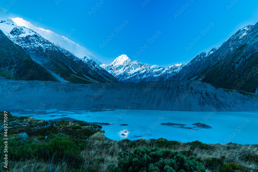 ニュージーランド　アオラキ・マウント・クック国立公園のケア・ポイントから見えるミュラー湖とマウント・クック
