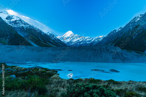 ニュージーランド　アオラキ・マウント・クック国立公園のケア・ポイントから見えるミュラー湖とマウント・クック © pespiero