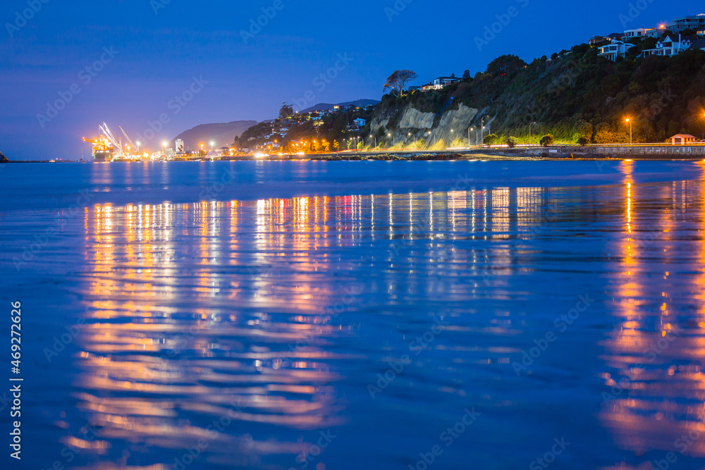Naklejka premium ニュージーランド 夜のネルソンのタフナヌイ・ビーチと港