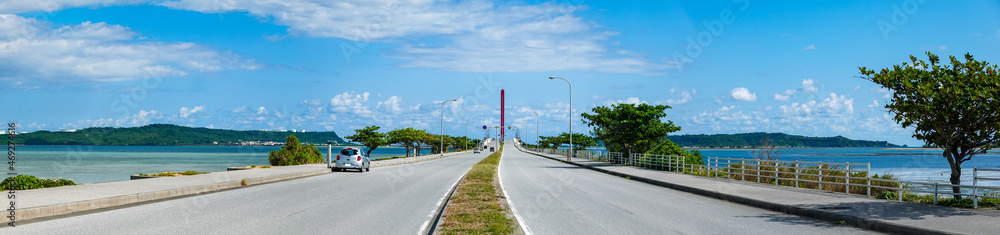 沖縄の海中道路に架かる平安座海中大橋（へんざかいちゅうおおはし）