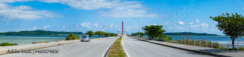 沖縄の海中道路に架かる平安座海中大橋（へんざかいちゅうおおはし） © WAWA
