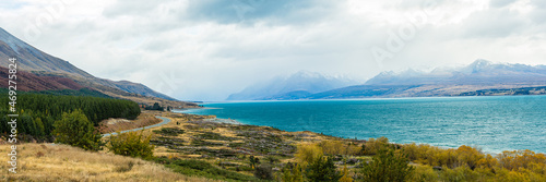 ニュージーランド カンタベリー地方にあるミルキーブルーの湖、プカキ湖のビューポイントから望む風景
