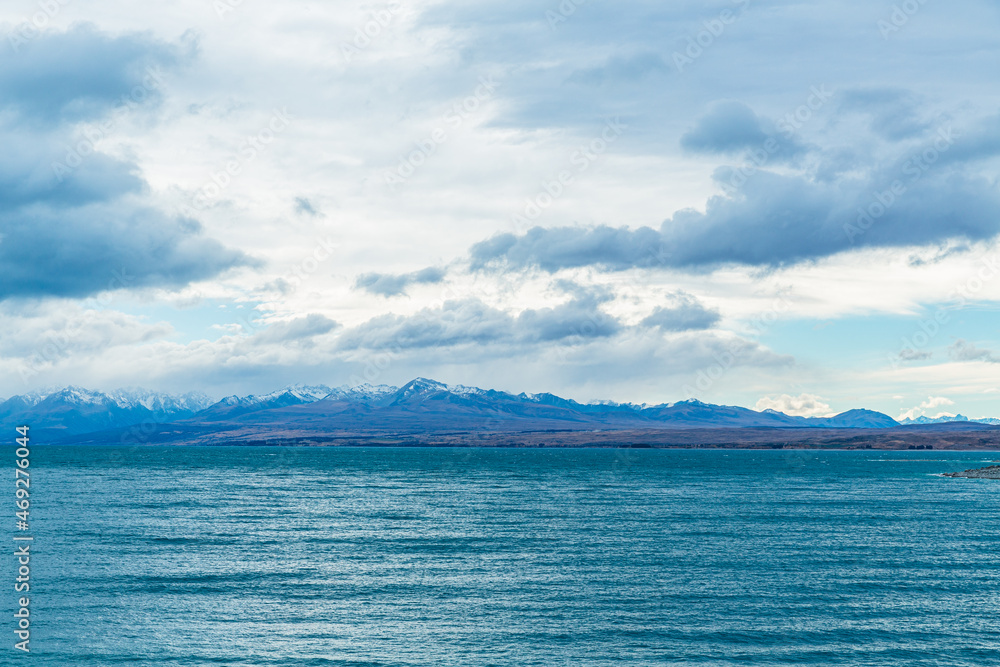 ニュージーランド　カンタベリー地方にあるプカキ湖の湖畔から望む湖と南アルプス山脈