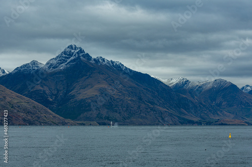 ニュージーランド クイーンズタウンのワカティプ湖の湖畔から見えるウォルター・ピーク © pespiero