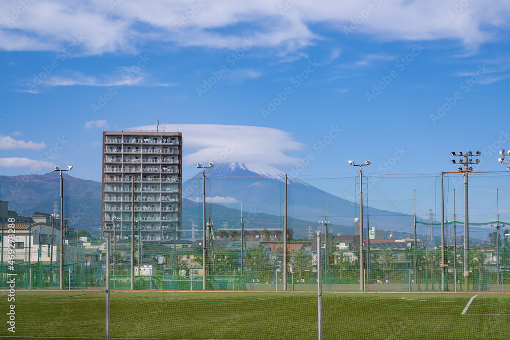 Fototapeta premium 富士山(笠雲)の見えるサッカーグラウンド