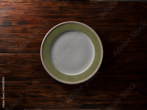 Mesa y plato vac  o redondo verde  cenital. Green round empty plate and table  overhead.