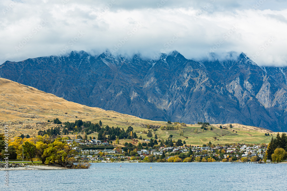 ニュージーランド　秋のクイーンズタウンのワカティプ湖の湖畔から見えるリマーカブルズ山脈とワカティプ湖