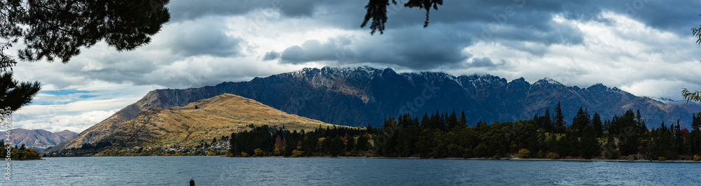 ニュージーランド　クイーンズタウンのワカティプ湖の湖畔から見えるリマーカブルズ山脈