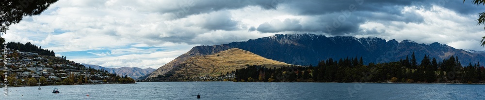 ニュージーランド　クイーンズタウンのワカティプ湖の湖畔から見えるリマーカブルズ山脈と街並み