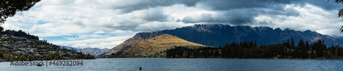 ニュージーランド クイーンズタウンのワカティプ湖の湖畔から見えるリマーカブルズ山脈と街並み