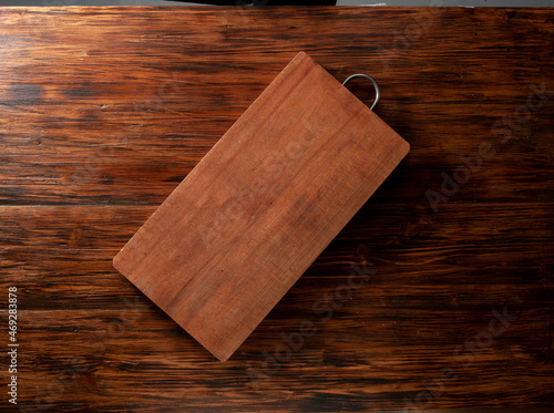 Tabla de cocina sobre mesa de madera. Vista cenital. Kitchen board on wooden table. Aerial view.