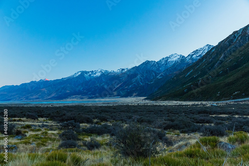 ニュージーランド アオラキ/マウント・クック国立公園内にあるタスマン氷河湖のビューポイントから見える南アルプス山脈に囲まれたプカキ湖とマッケンジー盆地