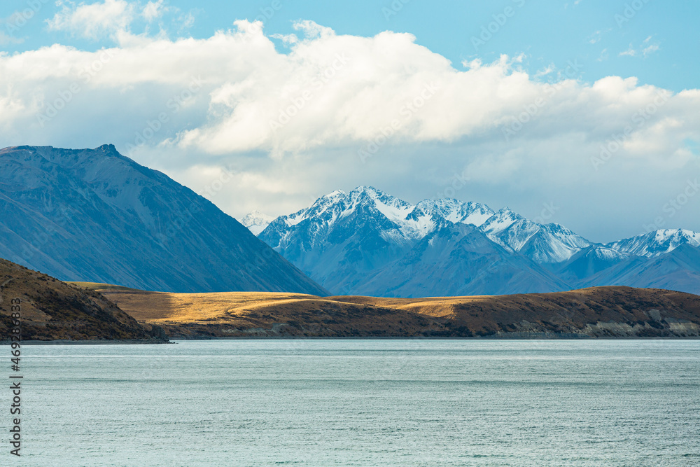 ニュージーランド　カンタベリー地方のテカポ湖の湖畔の風景と南アルプス山脈