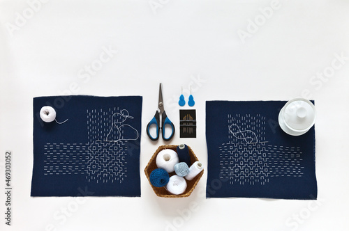 Foto Japanese-style Sashiko embroidery is white thread embroidery on blue cotton fabric with basting stitching of intricate geometric patterns