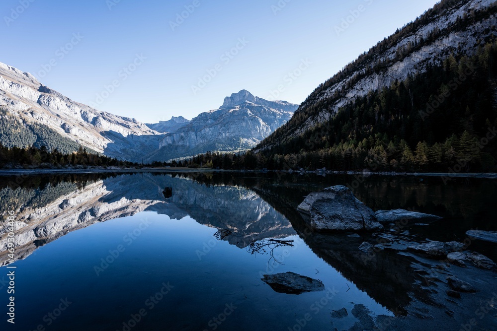 Obraz premium Reflet au lac de Derborence