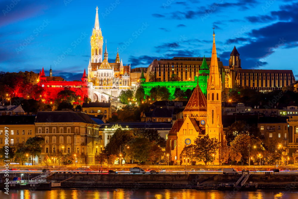 Obraz premium Fisherman's Bastion with Matthias church and Calvinist church at night, Budapest, Hungary