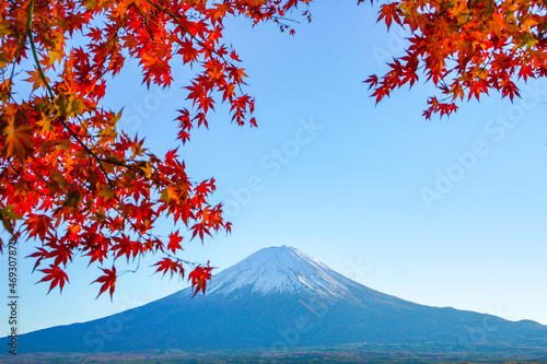 山梨県河口湖からの富士山と紅葉