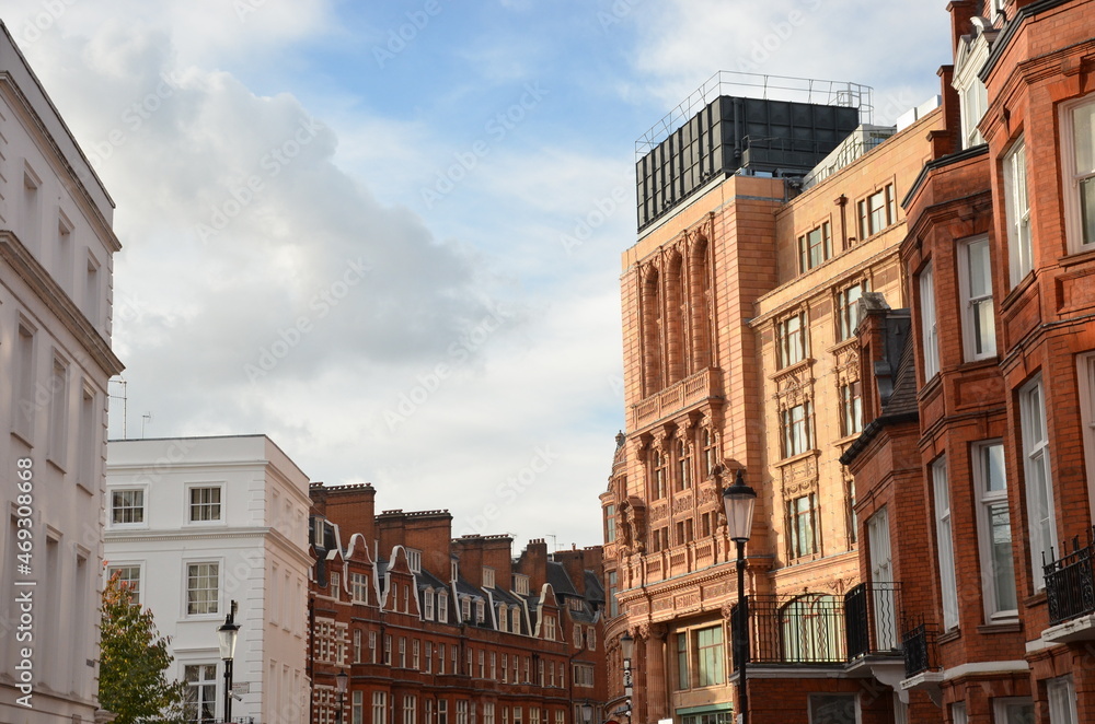 Fototapeta premium A stroll through the London boroughs of Kensington and Chelsea taken on a sunny Fall day