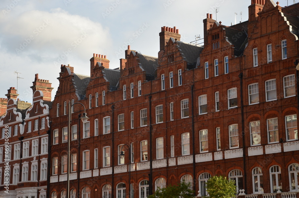 Fototapeta premium A stroll through the London boroughs of Kensington and Chelsea taken on a sunny Fall day