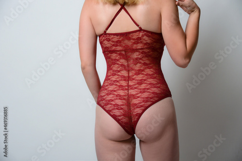 frua bikini dessous po taille schlank anbehmen body lingerie rote dessous pobacken rücken rückenschemrzen, verspannungen photo