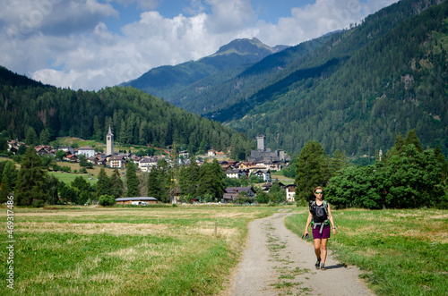 Wandern in Italien. Wandern in Alpen von Italien. Dolomiten. Bergwanderin.  © itiriti