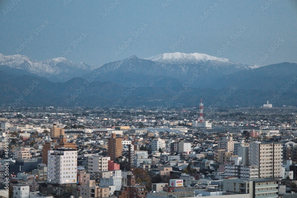 街から見た山脈