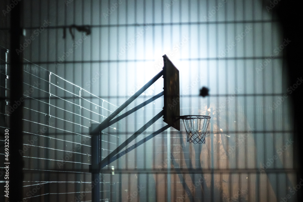 Foto Stock Basketball hoop at foggy autumn night. Basketball court in the  park. Street basketball court nightshot | Adobe Stock