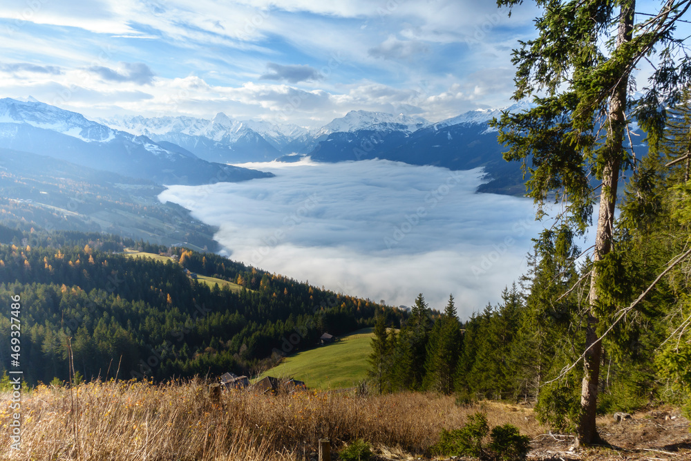 Blick ins Zillertal in Tirol bei dichtem Nebel Blick ins Zillertal in Tirol bei dichtem Nebel