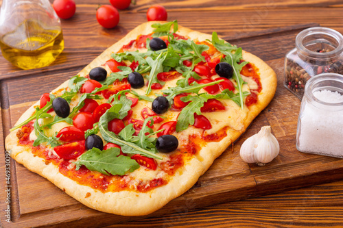 Traditional italian pizza with vegetables