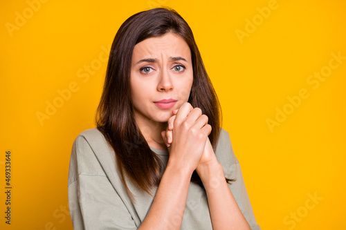 Foto Portrait of lovely miserable brown-haired girl asking begging favor isolated ove