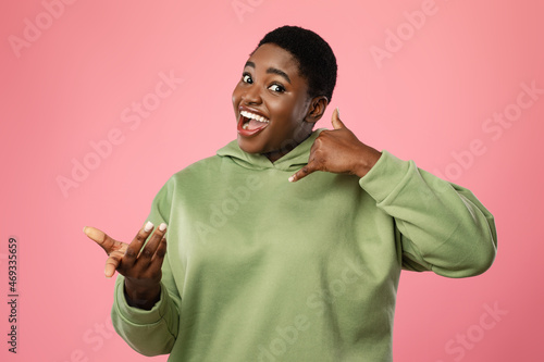 Fotografía Cheerful Oversized African Lady Gesturing Call Me Over Pink Background