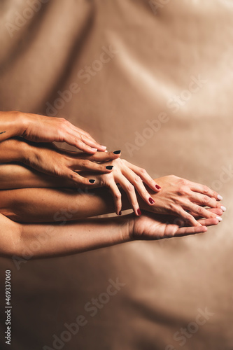Foto Five woman's hands with different manicures take care of each other and caress each other